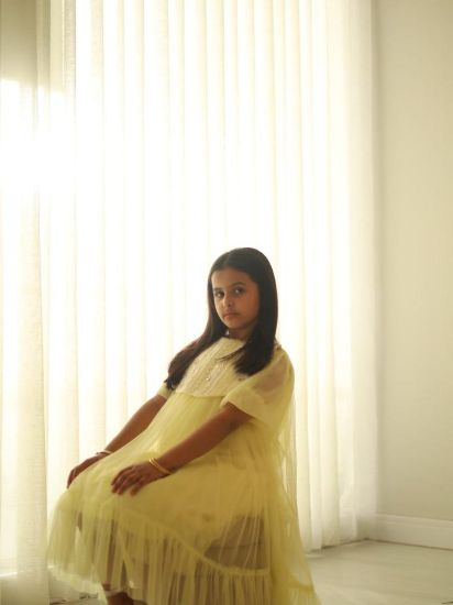 صورة فستان سهرة أصفر أنيق مزين بالؤلؤ على الصدر